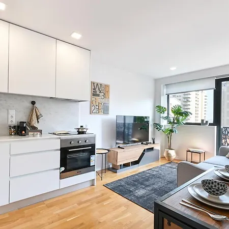 On - Constituicao 1386 * Порту